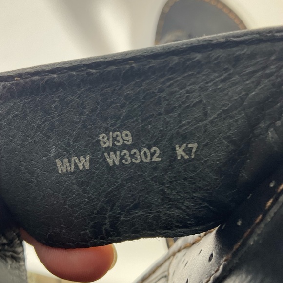 Born Black Leather Between Toe Sandals Gently Used & In Great Condition; Size 8 - Picture 2 of 15